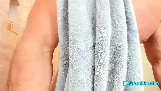 Chaturbate gösterisi sırasında büyük götlü ve yarak duşlu vücut geliştirmeci