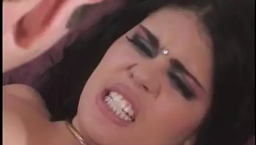 Orta yaşlı seksi kadın sikiliyor ve yüzü dölleniyor