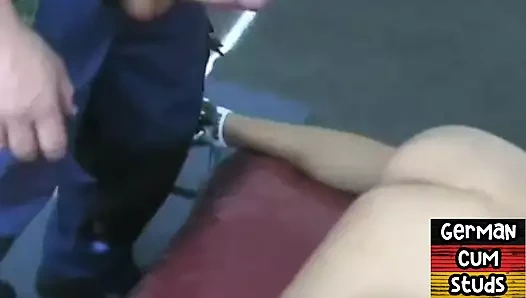 Alman amatör üst üçlü grup seks götüne boşalana kadar altlarını sikiyor