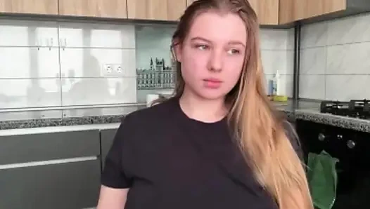 Sekreter Jucielussie ofisteki masasında flört ediyor