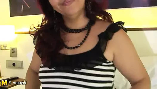 Olgun anne zizi oyuncaklar ile oynuyor