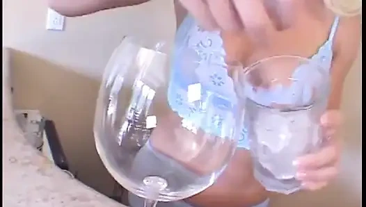 Büyük memeli edepsiz sarışın sürtük Barbara Summer sert sikişten sonra kola ve döl seviyor
