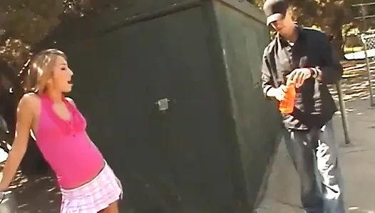 Susamış genç kız büyük yaraklı adam tarafından sikiliyor