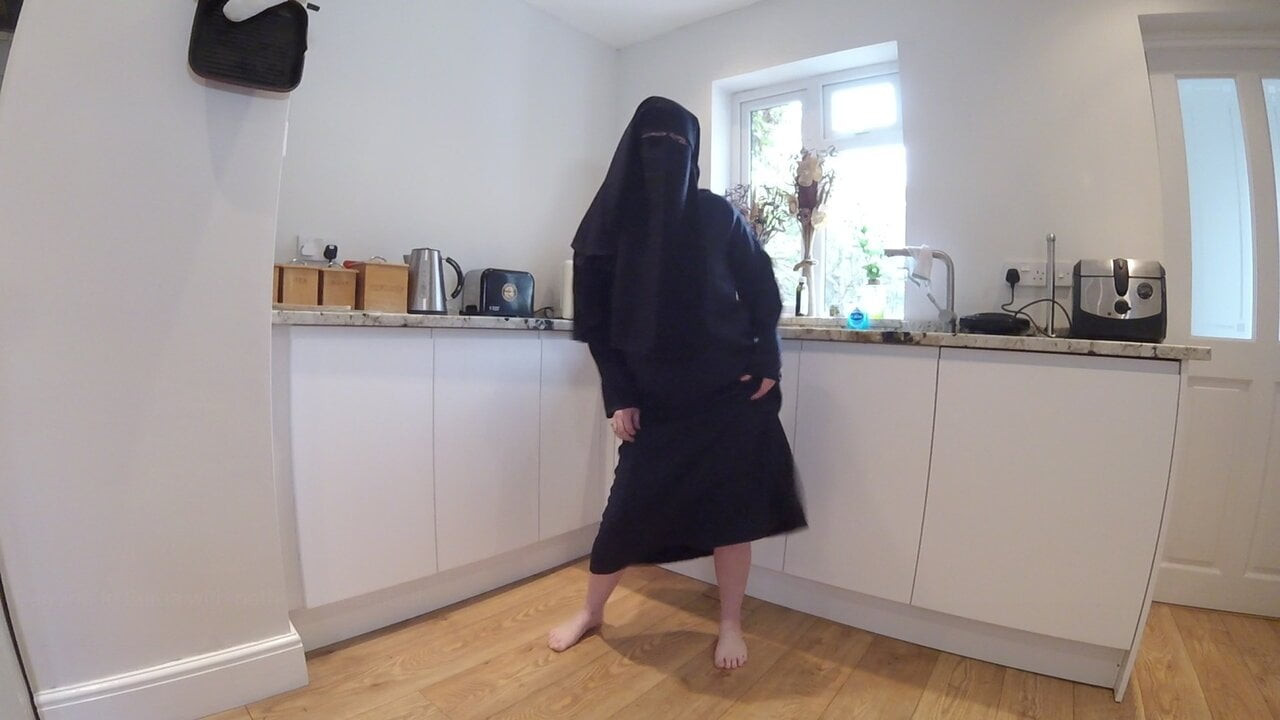 Peçe ile burka içinde dans etmek ve altında hiçbir şey yok