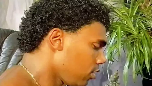 Büyük memeli bir alman sürtük iki vahşi adam tarafından sikişiyor