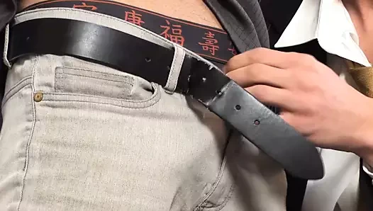 Patron ofiste çalışanı tatmin ediyor