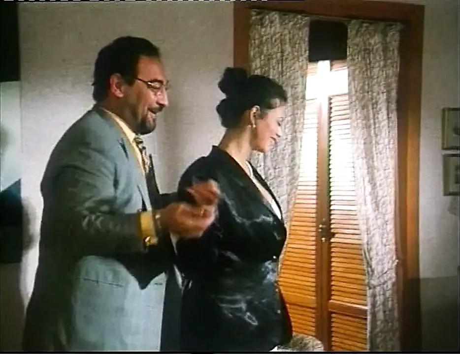 Fantastik seksi psikolog azgın müşteri tarafından götten sikiliyor ve eline boşalıyor