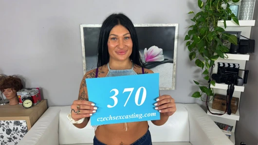 Esmer orta yaşlı seksi kadın garip bir fotoğrafçı tarafından sikiliyor