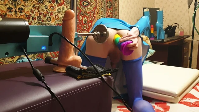 Fetiş PVC elbise içindeki femboy, gökkuşağı devasa bir dildo ile sert anal makine sikimi yapıyor