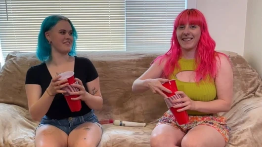 Head Stack Cups keyifli felaketin kenarında soyunuyor