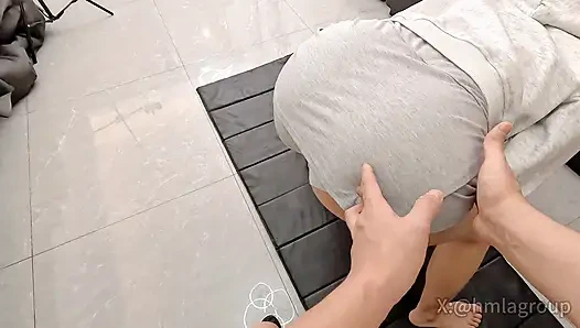 Tia'nın kapalı fitness dersi, koçun çifte eğitimi ve sonunda boşalıyor