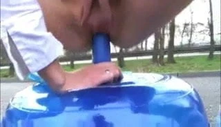 Kız jimnastik topu kullanıyor.