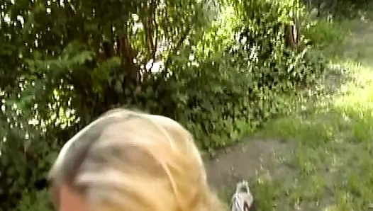 Harika vücutlu Alman orta yaşlı seksi kadın arka bahçede sikişmeyi seviyor