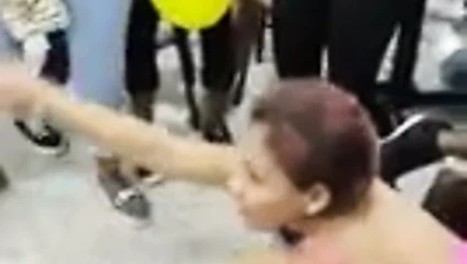 mujeres bailando funk brasileno en fiesta