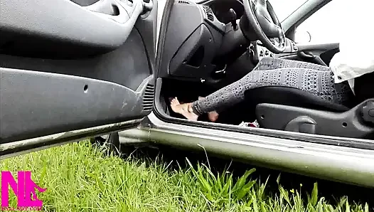 Beyaz spor ayakkabı ve pamuk çorapla pedal pompalama