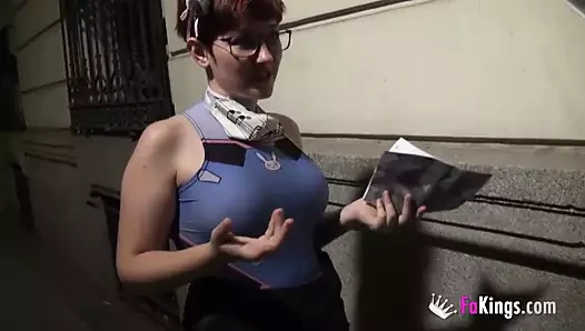 Kıçının içinde bir fiş varken, halka açık yerlerde sik esiyor