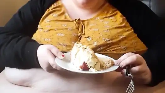 Ssbbw karnı açık pasta yiyor