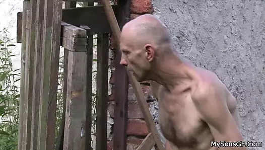 Çok yaşlı adam yalıyor ve genç kızın amını oynuyor