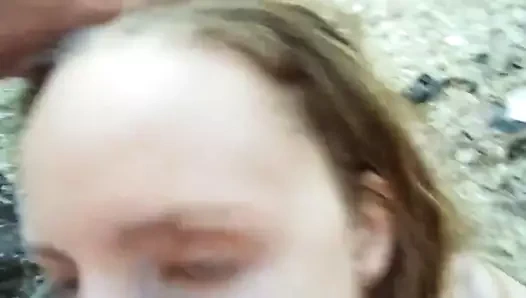 Garip kız ormanda oral seks yapıyor