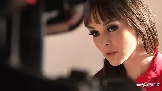 Lezbiyen olduğundan şüphe ettiler, bu yüzden röportajcıyla kamerada üçlü seks yapıyor