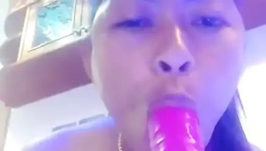 Thai Frau liebt den Dildo in Muschi und Arsch