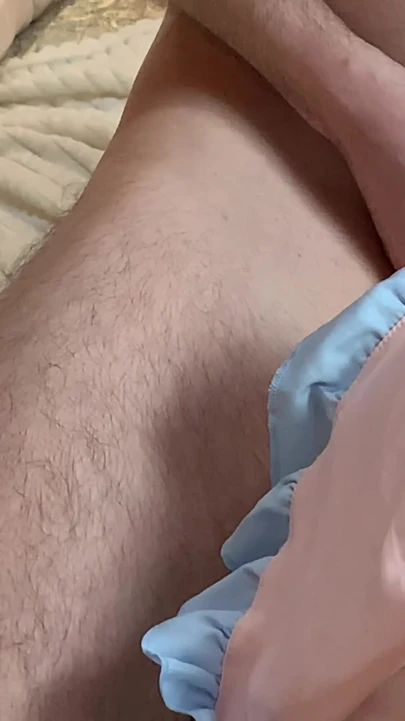 İnce bir Rus sarışın nazik ve şehvetli seksi seviyor.