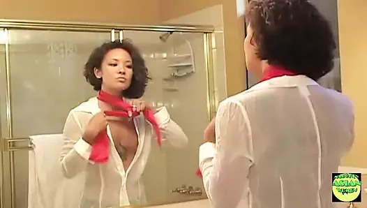 Çoraplı muhteşem Asyalı kız ıslak azgın kız arkadaşı üzerinde çalışmak için işini atlıyor