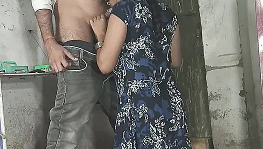 Göt amcık sikiyor yarak emiyor göğüslerini emiyor memeden süt emiyor ve domaltarak yarağa oturuyor ve doğrudan Hintçe seste yatıyor