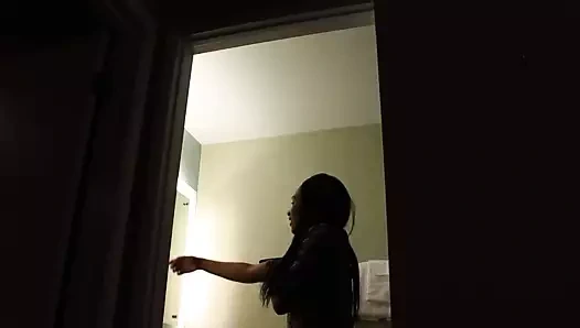 Seksi siyah kız solucan canavar tarafından canlı canlı yemiş