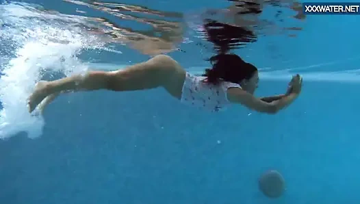 Puzan bruhova şişman genç içinde the havuz