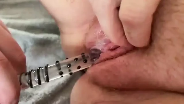 Hamile orta yaşlı seksi ateşli evli kadın kremsi amcığını cam dildoyla sikiyor