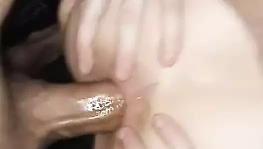 Kız derin anal alır ve onu seviyor