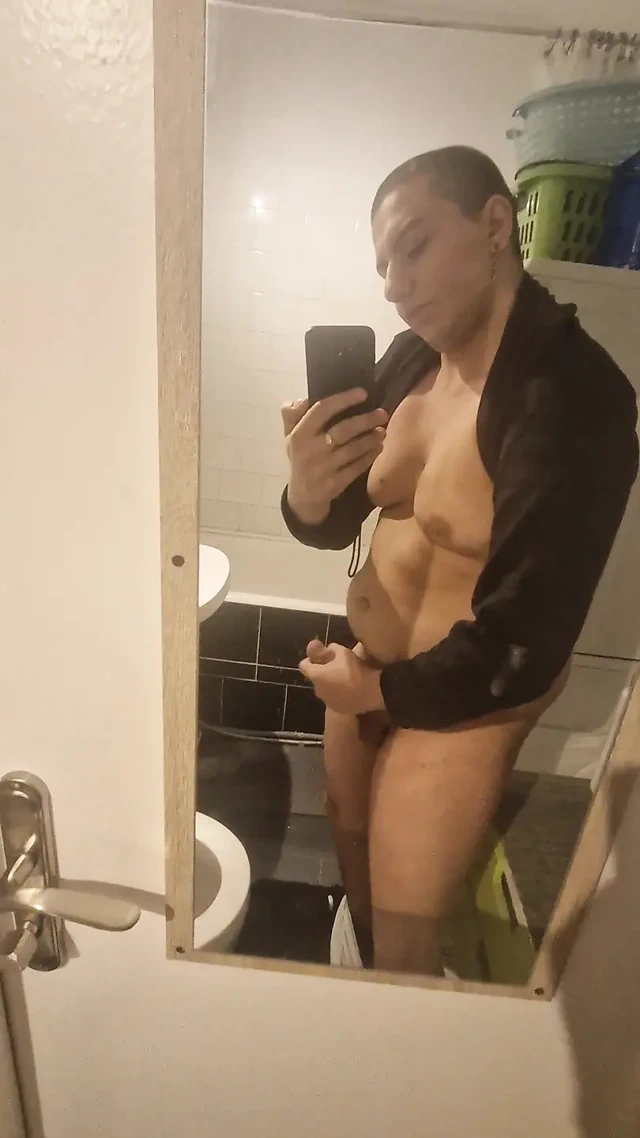 Azgınım ve kamera önünde mastürbasyon yapıyorum