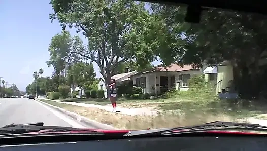 Siyah sürtük büyük sert yarak emiyor ve bakış açısıyla filme alınıyor