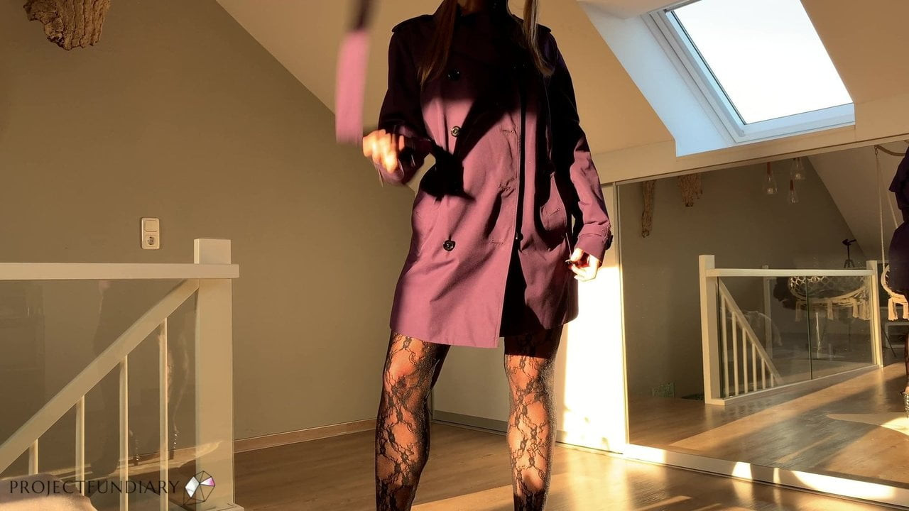Seksi catsuit orospu anüsten bir salıncak üzerinde alınan -projectsexdiary