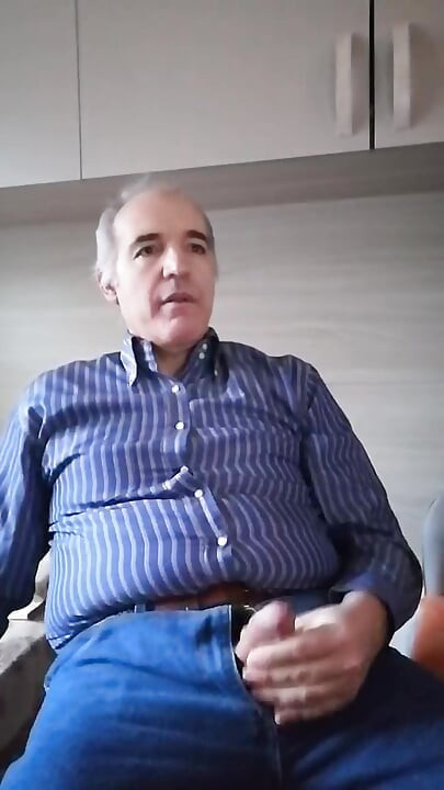 Akşam yemeği için dışarı çıkmam gerekiyor ama önce sert yarağımı mastürbasyon yapıyorum