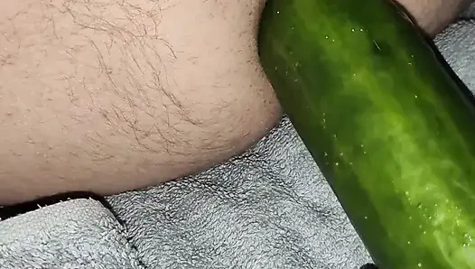 Karım büyük bir salatalık ile götümü sikiyor.