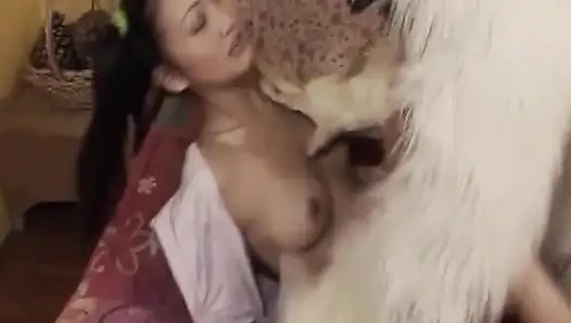 Olgun esmer orta yaşlı seksi kadın tüylü oyuncağına salya akıtarak biniyor