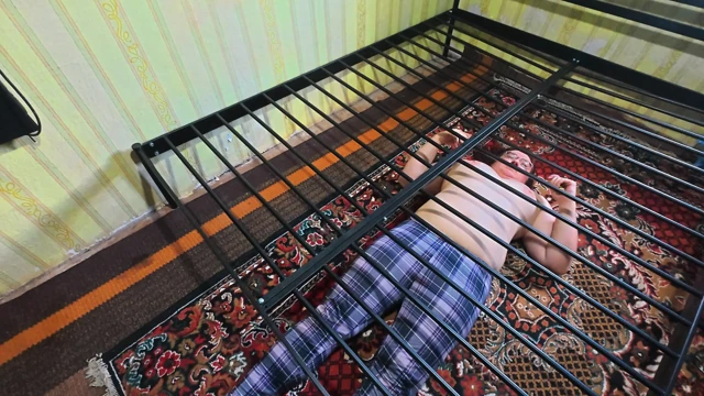 Kamera arkası, kesilmemiş. Yeni bir seks yatağı inşa ediyoruz