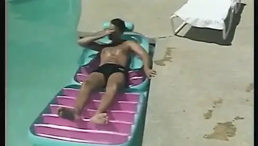 Sarışın boşalmak için havuzun dışında büyük bir yarağa binerken zevkle çığlık atıyor