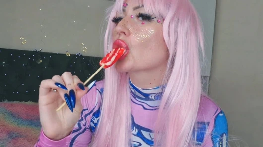 Seksi ve erotik lolipop emiyor. Dudak fetişi, tükürme fetişi, emme fetişi, ağız fetişi