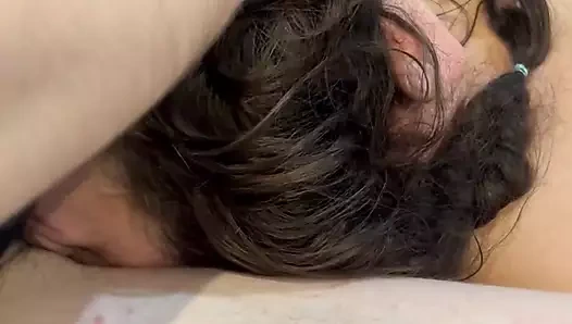 Evli kadın kocasına arkadaşını emerken filme alıyor ve döl yutuyor