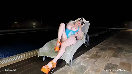 Laony geceleri havuz başında eğleniyor