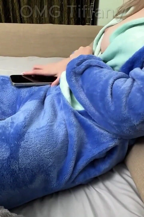 Üvey kız kardeşim pijamalarının düğmelerini açmamı istedi - ne yanlış gitmiş olabilir ki?