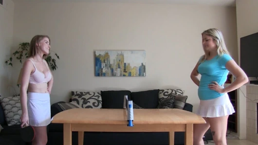 Sıkı amında büyük bir seks makinesi kullanılıyor