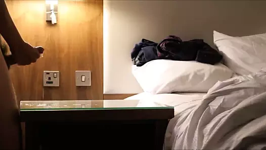 Bir otel odasında 2 masada Cumming