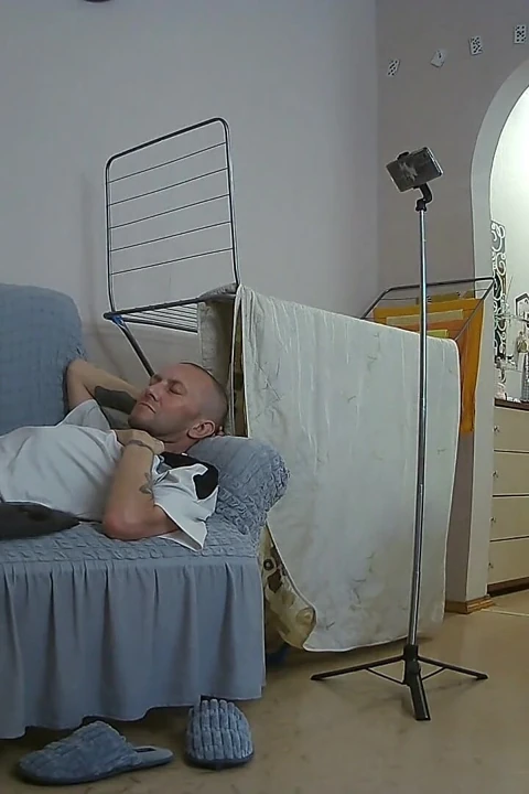 Üvey annem boşalmam için yarağımı sıvazlamama yardım ediyor