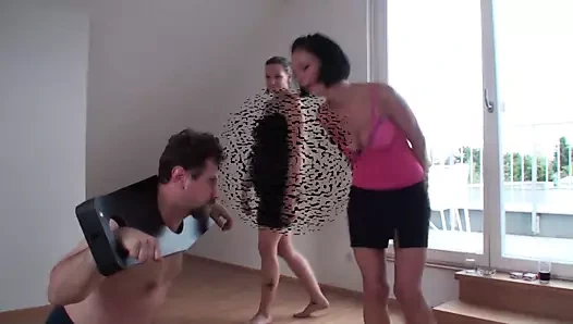 Alida ve yvonne var yüz slapping eğlence ile köle joschi