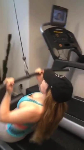 Joanna 'jojo' levesque egzersiz yapıyor