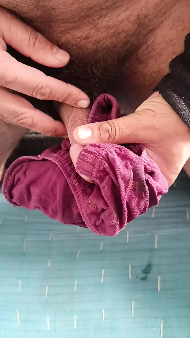 Hintli eşcinsel yarak videosuyla oynuyor
